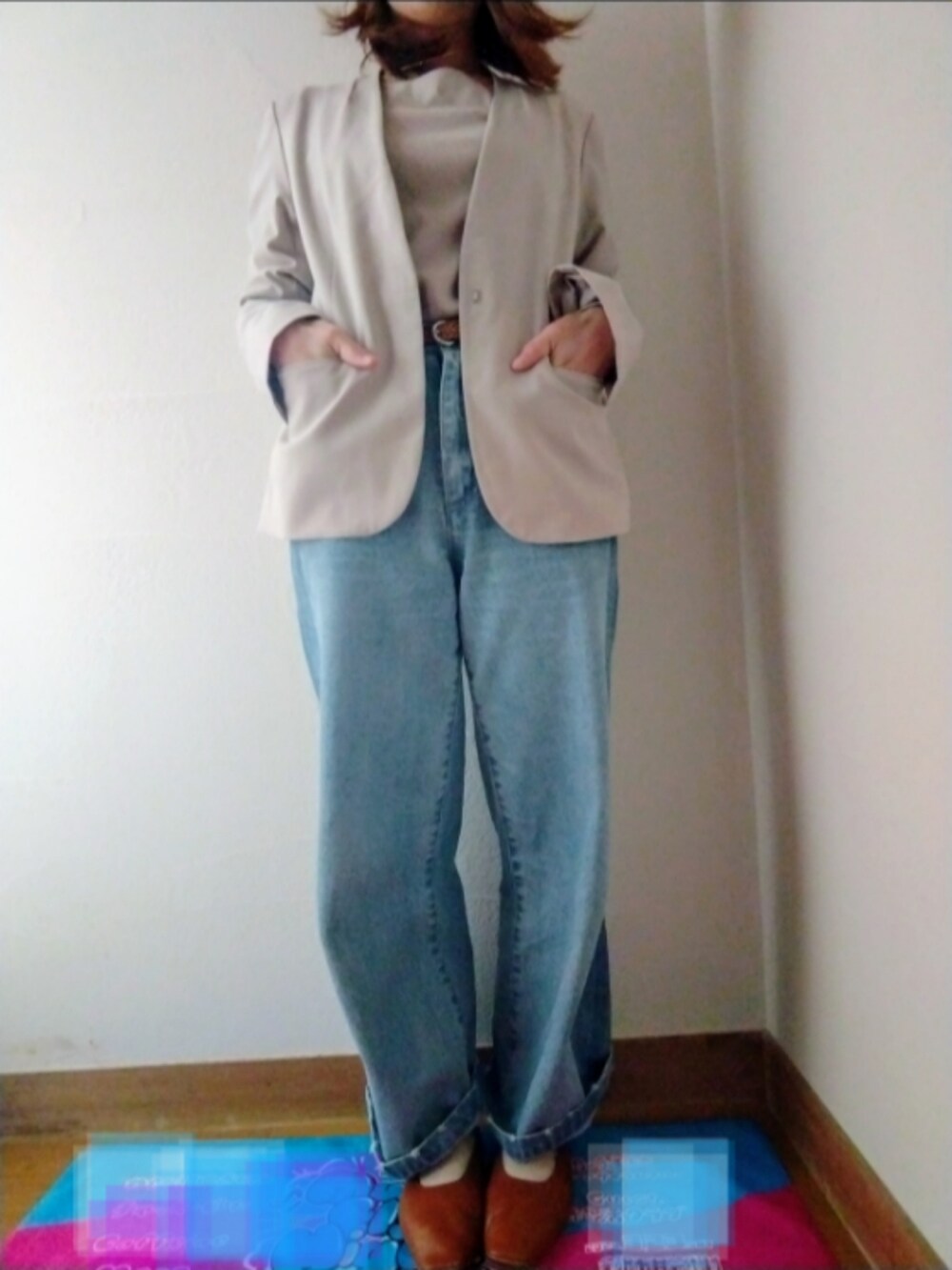 ブラウン系のパンプス、ブルー系のデニムパンツ、ベージュ系のノーカラージャケットを着用したレディースの春コーディネートの2枚目の写真