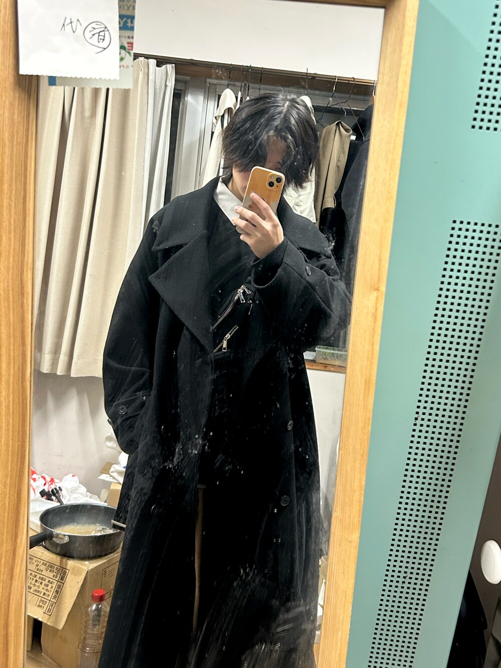 ブラック系のショルダーバッグ、ブラック系のスウェット、ブラック系のダウンジャケット/コートを着用したメンズの冬コーディネートの2枚目の写真