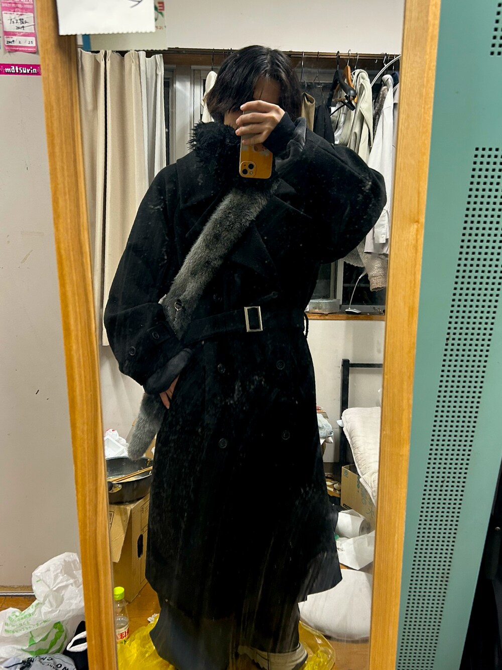 ブラック系のTシャツ/カットソー、グレー系のショルダーバッグ、グレー系のカーゴパンツを着用したメンズの冬コーディネートの4枚目の写真