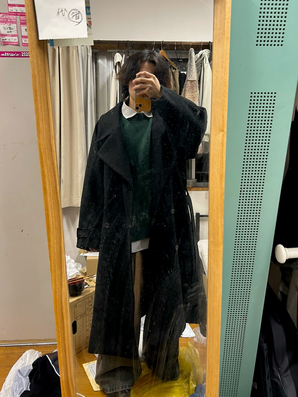 オレンジ系のデニムパンツ、グリーン系のニット/セーターを着用したメンズの冬コーディネートの2枚目の写真