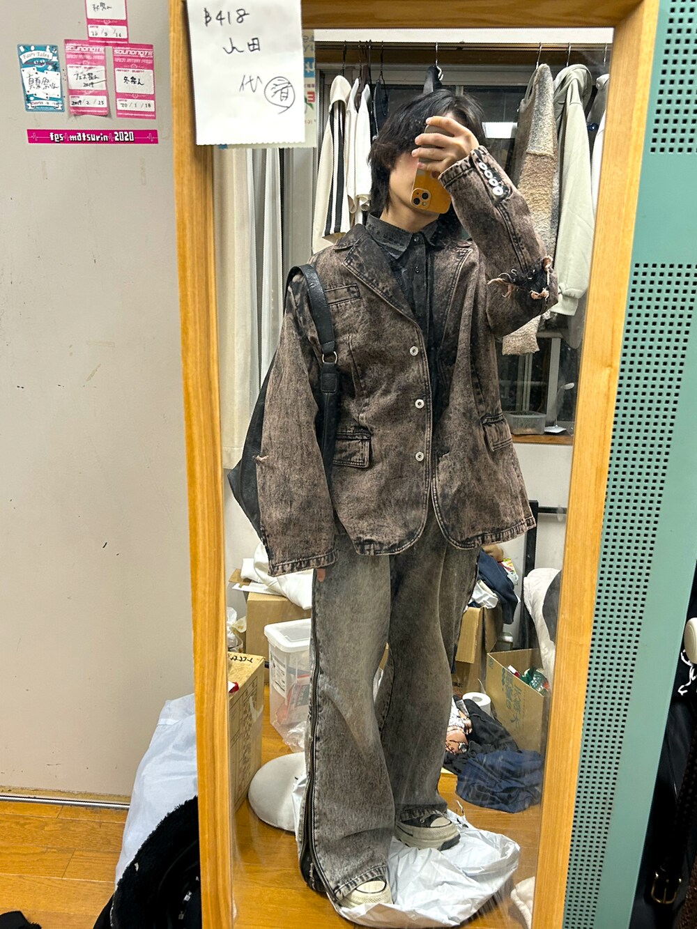 グレー系のデニムパンツ、ベージュ系のテーラードジャケット、ブラック系のシャツ/ブラウスを着用したメンズの冬コーディネートの2枚目の写真