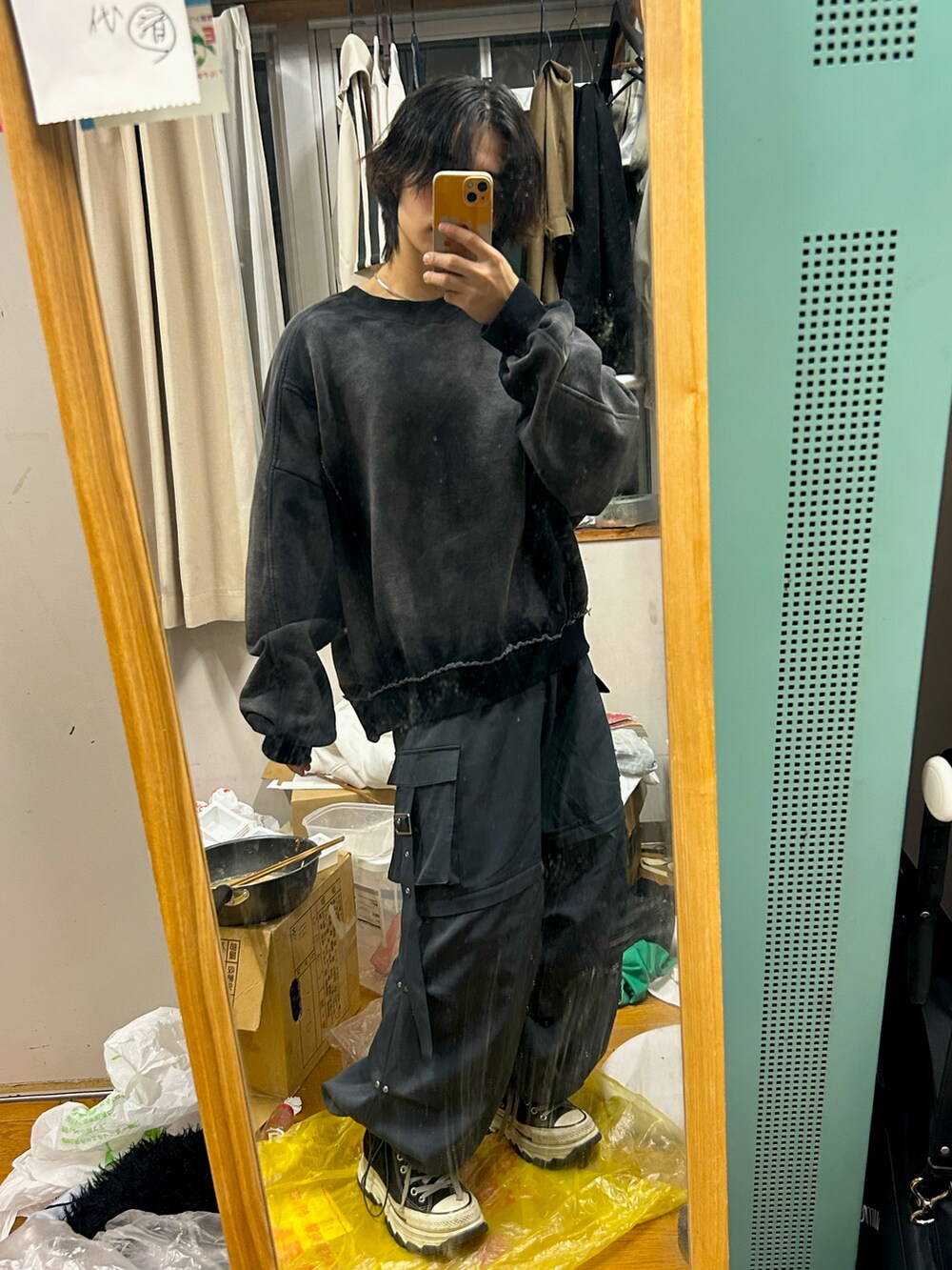 ブラック系のTシャツ/カットソー、グレー系のショルダーバッグ、グレー系のカーゴパンツを着用したメンズの冬コーディネートの2枚目の写真