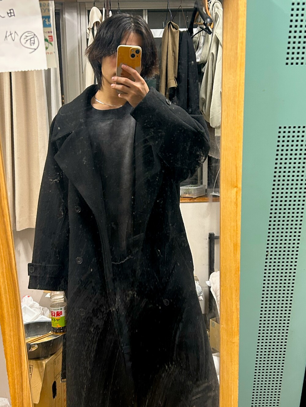 ブラック系のTシャツ/カットソー、グレー系のショルダーバッグ、グレー系のカーゴパンツを着用したメンズの冬コーディネートの3枚目の写真