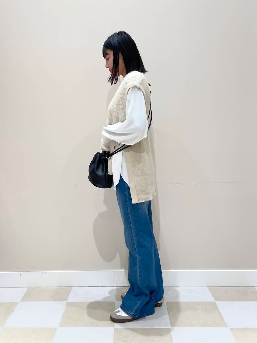 「カジュアルコーデ、休日コーデ、20代、お出かけコーデ、骨格ウェーブ、楽ちんコーデ、キレイめコーデ、サンバ」｜「SENSE OF PLACE by URBAN RESEARCHのセンタープレスフレアデニム（デニムパンツ、ブルー系）」を使った、イツミさん（レディース・160cm）の春コーディネートの3枚目の写真