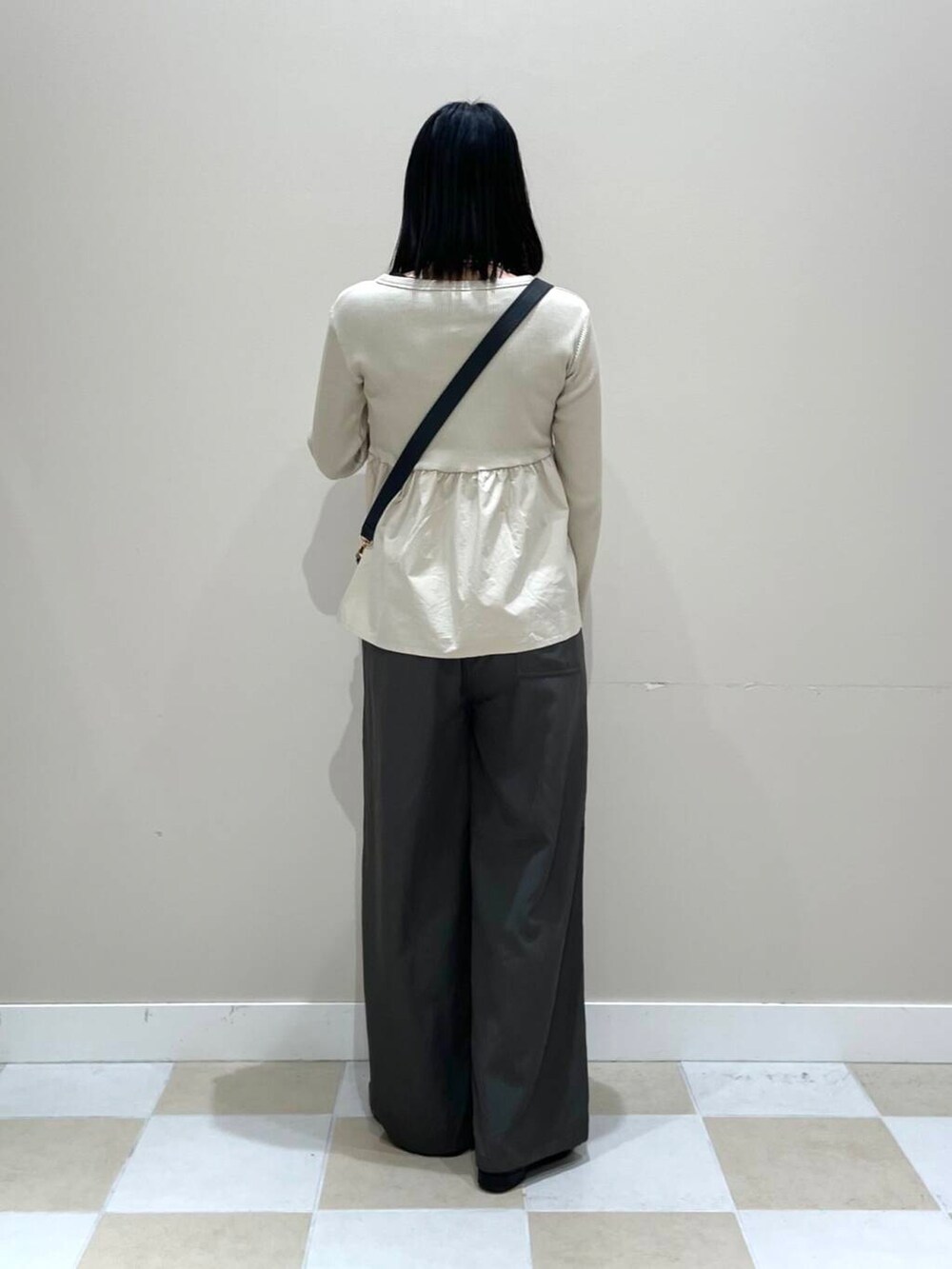 「カジュアルコーデ、春コーデ、休日コーデ、20代、お出かけコーデ、骨格ウェーブ、楽ちんコーデ」|「URBAN RESEARCHのレザーフラップショルダーバッグ(ショルダーバッグ、ブラック系)」を使った、イツミさん(レディース・160cm)の春コーディネートの4枚目の写真