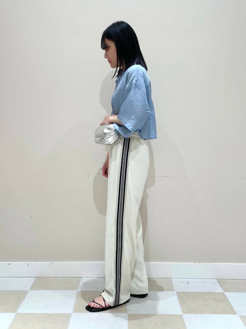 「カジュアルコーデ、休日コーデ、20代、サンダルコーデ、お出かけコーデ、骨格ウェーブ、楽ちんコーデ」｜「ITEMS URBANRESEARCHのドットボタンシアーシャツ（シャツ/ブラウス、ブルー系）」を使った、イツミさん（レディース・160cm）の春コーディネートの2枚目の写真