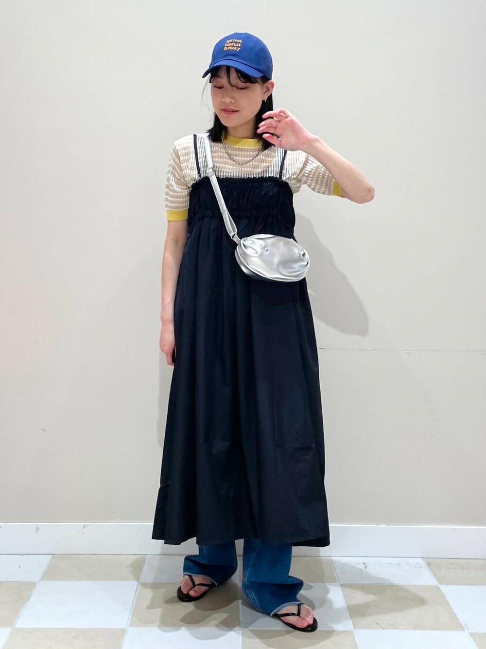 「ワンピース、カジュアルコーデ、休日コーデ、20代、サンダルコーデ、お出かけコーデ、骨格ウェーブ、楽ちんコーデ、キレイめコーデ」｜「SMELLYのカラーロゴキャップ（キャップ、ブルー系）」を使った、イツミさん（レディース・160cm）の春コーディネートの2枚目の写真
