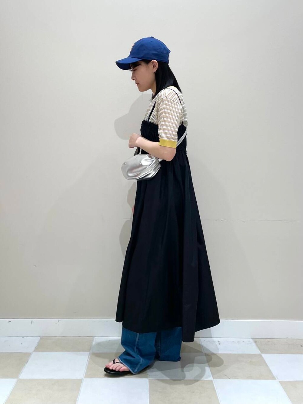 「ワンピース、カジュアルコーデ、休日コーデ、20代、サンダルコーデ、お出かけコーデ、骨格ウェーブ、楽ちんコーデ、キレイめコーデ」｜「SMELLYのカラーロゴキャップ（キャップ、ブルー系）」を使った、イツミさん（レディース・160cm）の春コーディネートの3枚目の写真