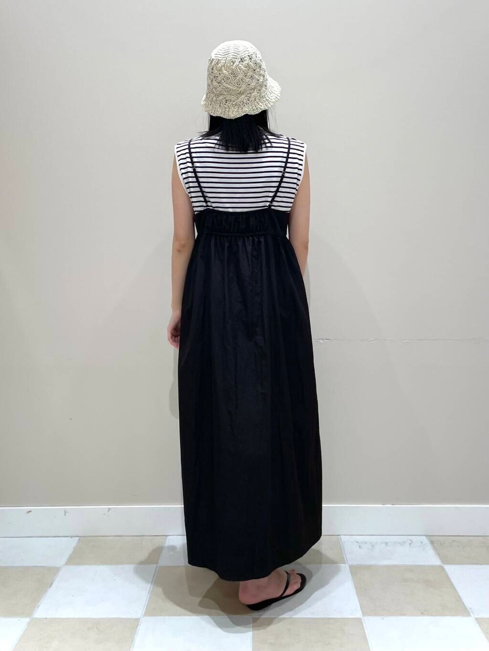 「ワンピース、カジュアルコーデ、サンダル、夏コーデ、20代、サンダルコーデ、お出かけコーデ、アウトドアコーデ、楽ちんコーデ」｜「ITEMS URBANRESEARCHのフレンチTシャツ×キャミワンピースセット（ワンピース、ホワイト系）」を使った、イツミさん（レディース・160cm）の夏コーディネートの3枚目の写真