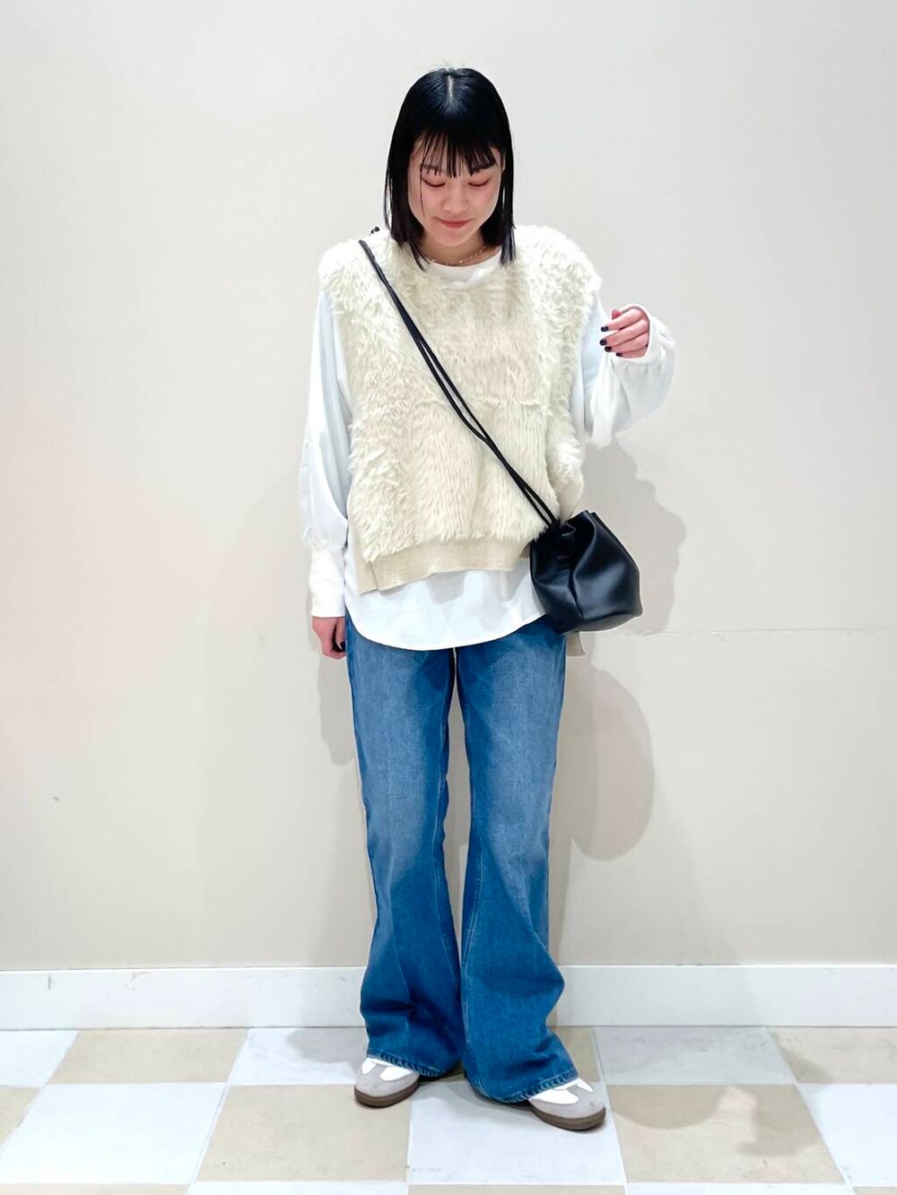 「カジュアルコーデ、休日コーデ、20代、お出かけコーデ、骨格ウェーブ、楽ちんコーデ、キレイめコーデ、サンバ」｜「SENSE OF PLACE by URBAN RESEARCHのセンタープレスフレアデニム（デニムパンツ、ブルー系）」を使った、イツミさん（レディース・160cm）の春コーディネートの2枚目の写真