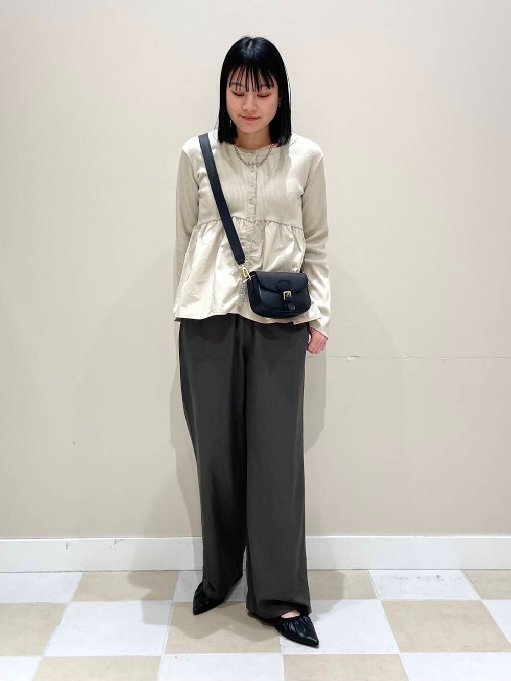 「カジュアルコーデ、春コーデ、休日コーデ、20代、お出かけコーデ、骨格ウェーブ、楽ちんコーデ」|「URBAN RESEARCHのレザーフラップショルダーバッグ(ショルダーバッグ、ブラック系)」を使った、イツミさん(レディース・160cm)の春コーディネートの2枚目の写真