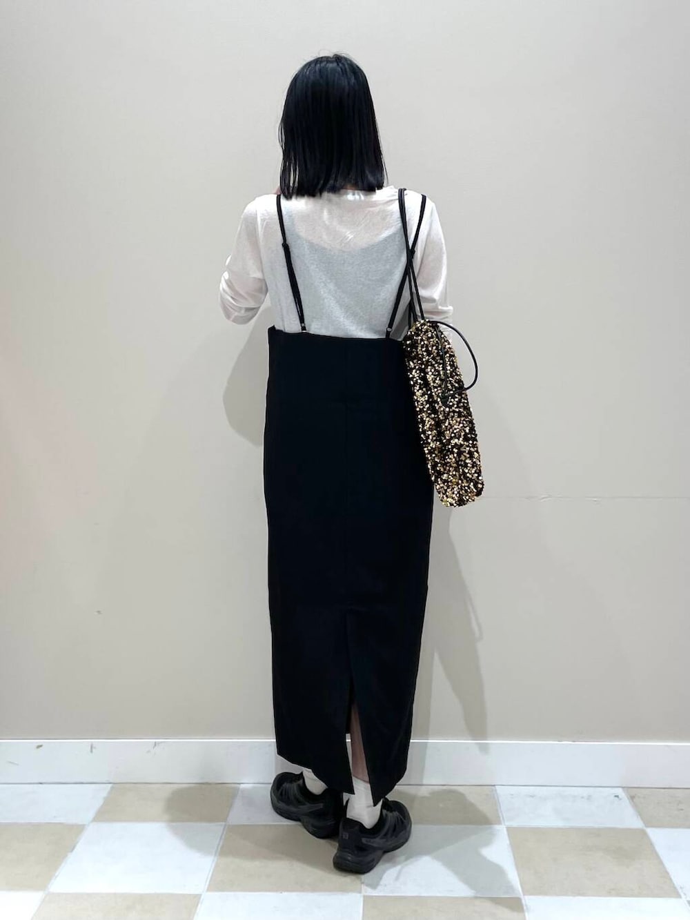 「ワンピース、カジュアルコーデ、春コーデ、休日コーデ、お出かけコーデ、楽ちんコーデ」｜「RODE SKOのスパンコールドロストトートバッグ（トートバッグ、ゴールド系）」を使った、イツミさん（レディース・160cm）の春コーディネートの3枚目の写真