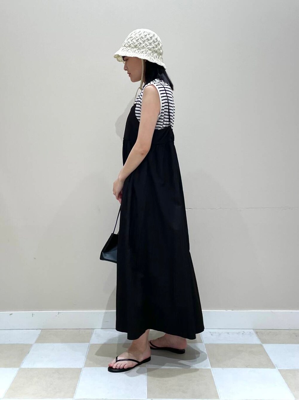 「ワンピース、カジュアルコーデ、サンダル、夏コーデ、20代、サンダルコーデ、お出かけコーデ、アウトドアコーデ、楽ちんコーデ」｜「ITEMS URBANRESEARCHのフレンチTシャツ×キャミワンピースセット（ワンピース、ホワイト系）」を使った、イツミさん（レディース・160cm）の夏コーディネートの2枚目の写真