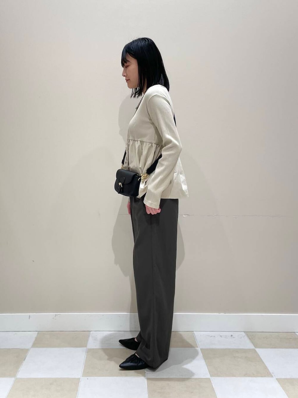 「カジュアルコーデ、春コーデ、休日コーデ、20代、お出かけコーデ、骨格ウェーブ、楽ちんコーデ」|「URBAN RESEARCHのレザーフラップショルダーバッグ(ショルダーバッグ、ブラック系)」を使った、イツミさん(レディース・160cm)の春コーディネートの3枚目の写真