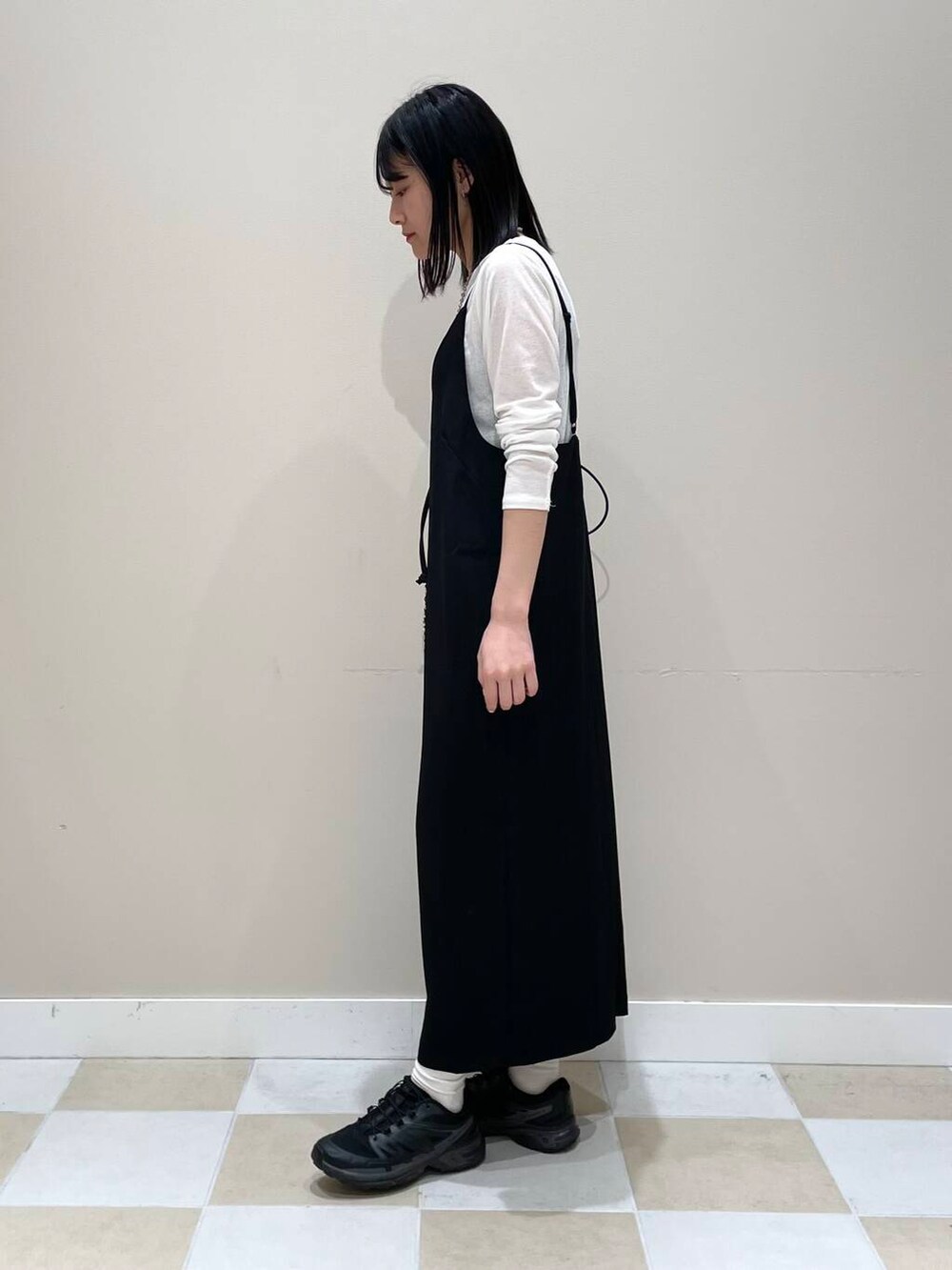 「ワンピース、カジュアルコーデ、春コーデ、休日コーデ、お出かけコーデ、楽ちんコーデ」｜「RODE SKOのスパンコールドロストトートバッグ（トートバッグ、ゴールド系）」を使った、イツミさん（レディース・160cm）の春コーディネートの2枚目の写真