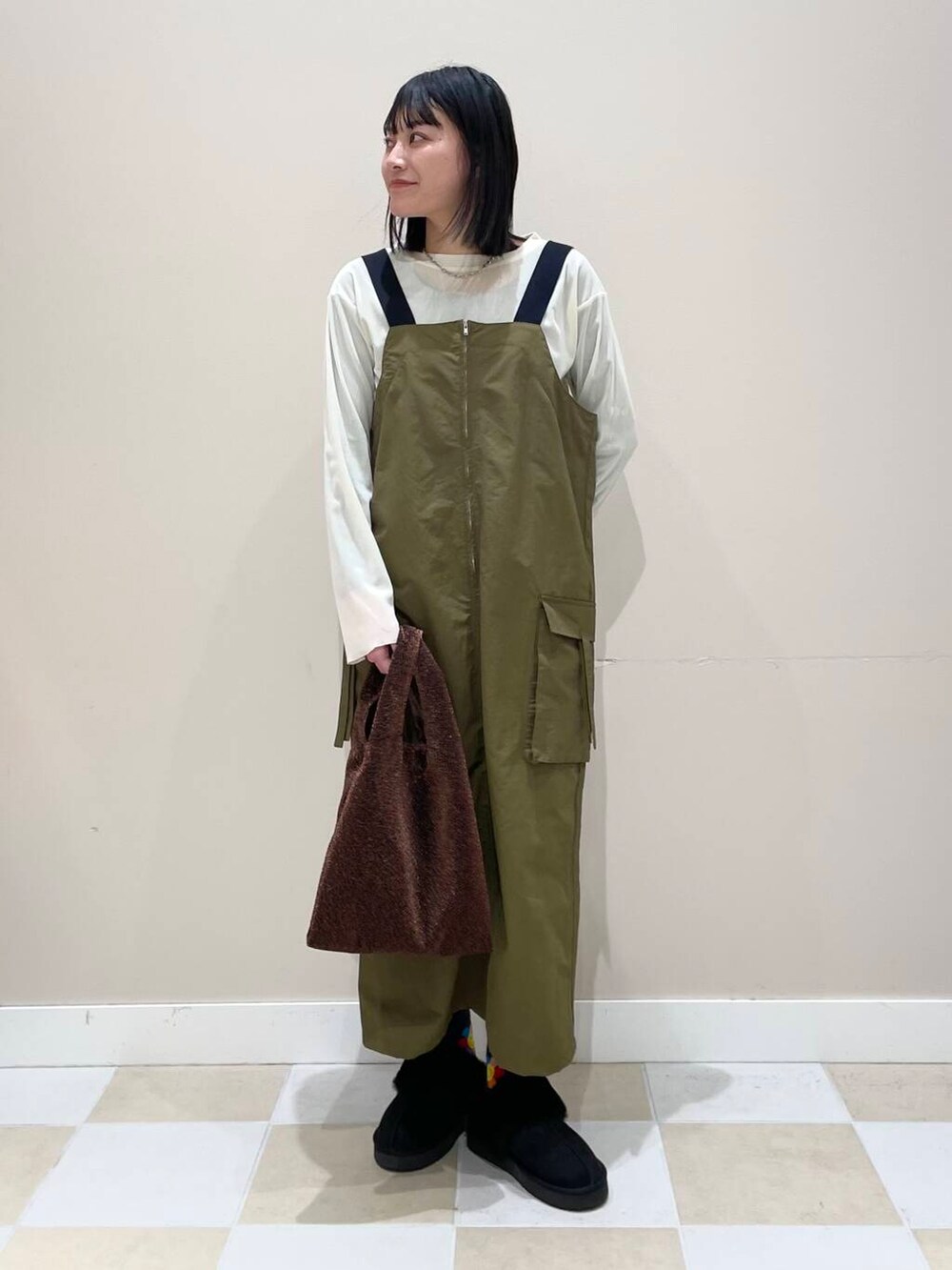 「ワンピース、デートコーデ、カジュアルコーデ、休日コーデ、20代、お出かけコーデ、骨格ウェーブ、楽ちんコーデ」｜「RODE SKOのグリッターラメショッパー（トートバッグ、ブラウン系）」を使った、イツミさん（レディース・160cm）の春コーディネートの2枚目の写真