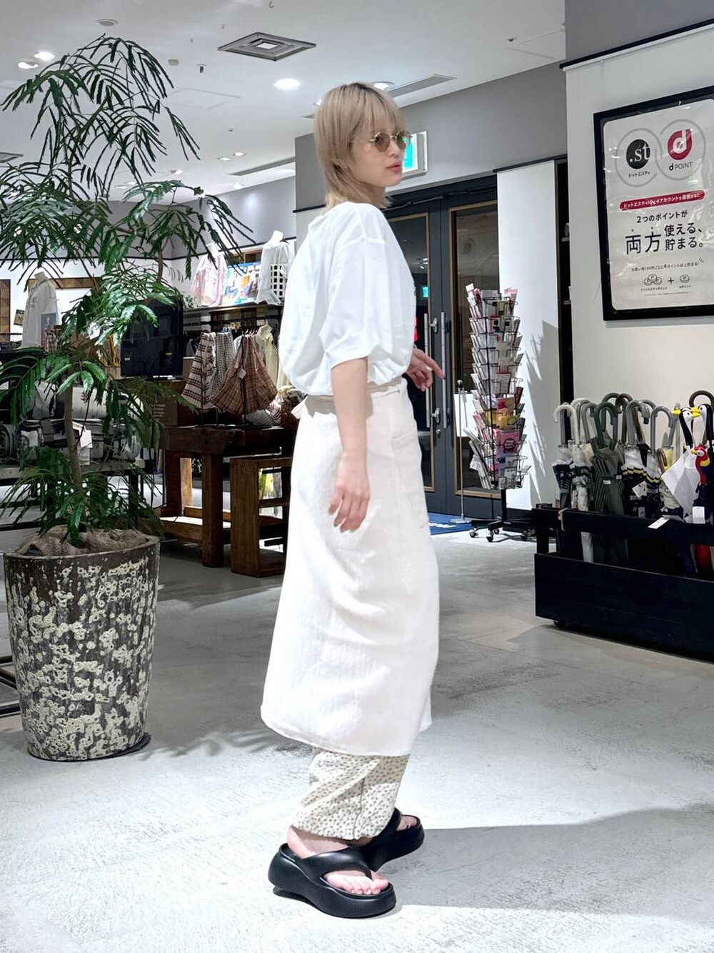 ブラック系のサンダル、ホワイト系のTシャツ/カットソー、その他のサングラスを着用したレディースの春コーディネートの4枚目の写真