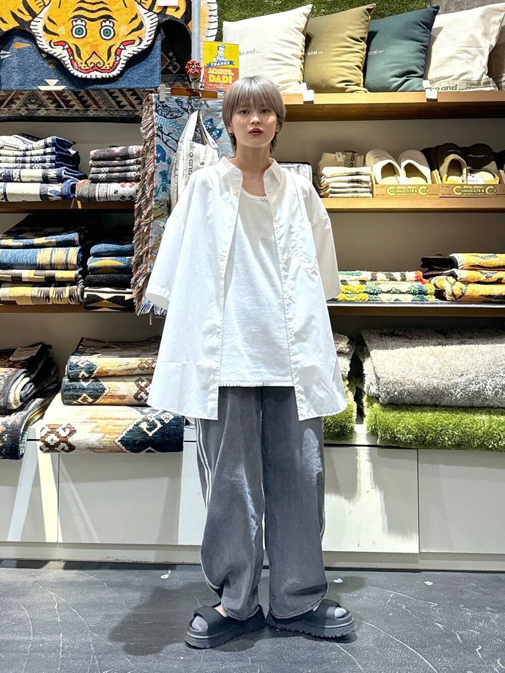 ホワイト系のタンクトップを着用したレディースの夏コーディネートの4枚目の写真