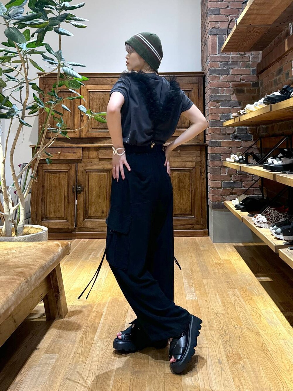 ブラック系のサンダル、ブラック系のカーゴパンツ、グレー系のTシャツ/カットソーを着用したレディースの夏コーディネートの3枚目の写真