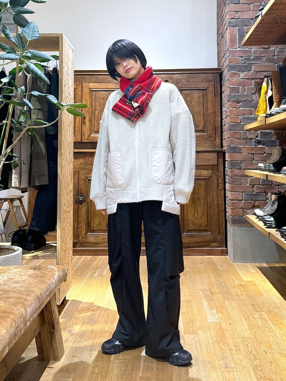 ブラック系のスニーカー、ベージュ系のブルゾン、レッド系のストール/ショールを着用したレディースの秋コーディネートの2枚目の写真