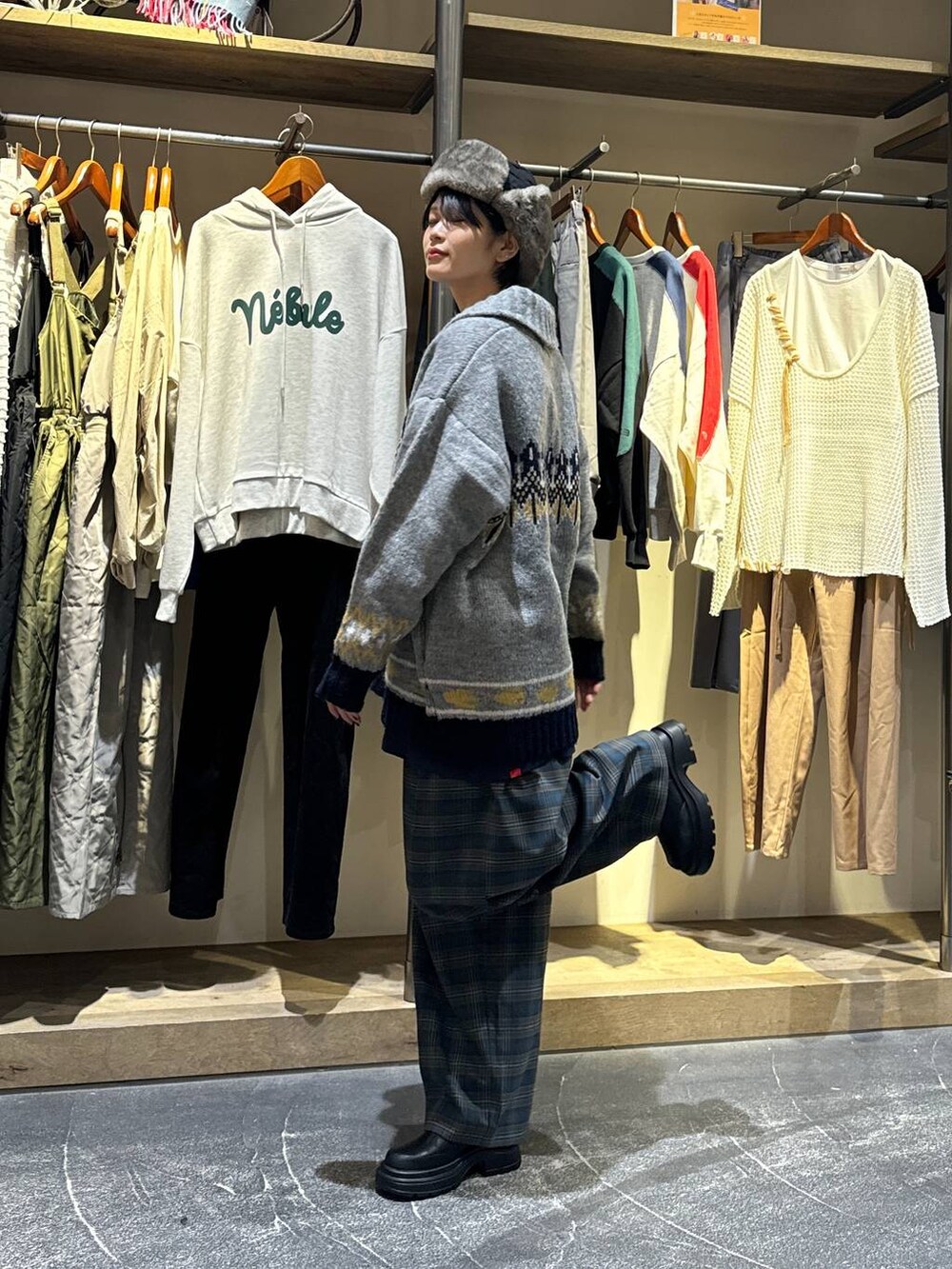 ブルー系のその他パンツ、ブラック系のブーツ、ブラック系のキャップを着用したレディースの秋コーディネートの4枚目の写真