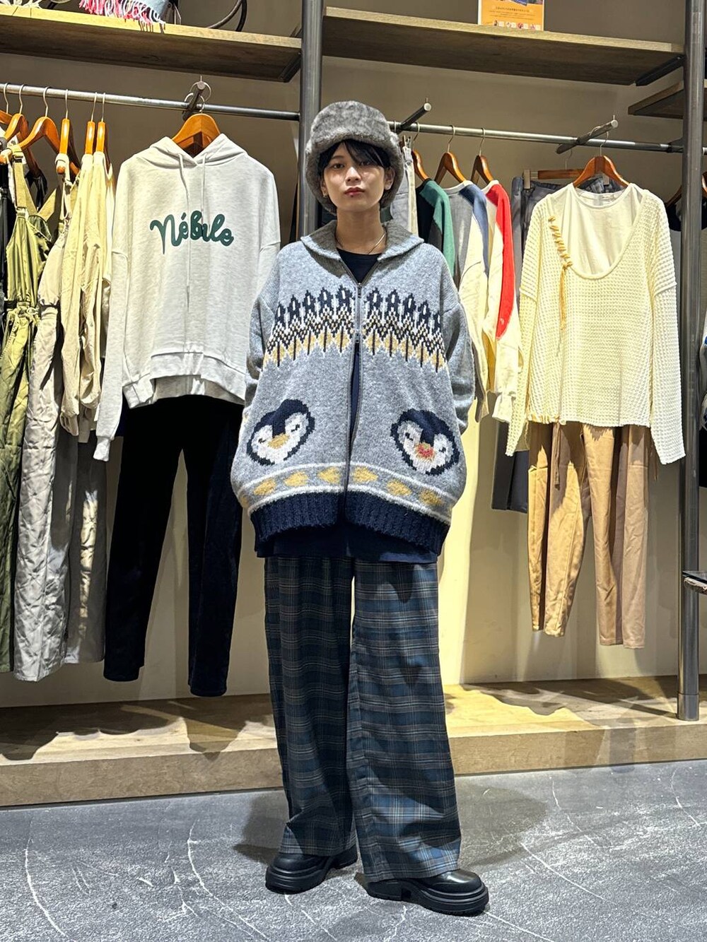 ブルー系のその他パンツ、ブラック系のブーツ、ブラック系のキャップを着用したレディースの秋コーディネートの2枚目の写真