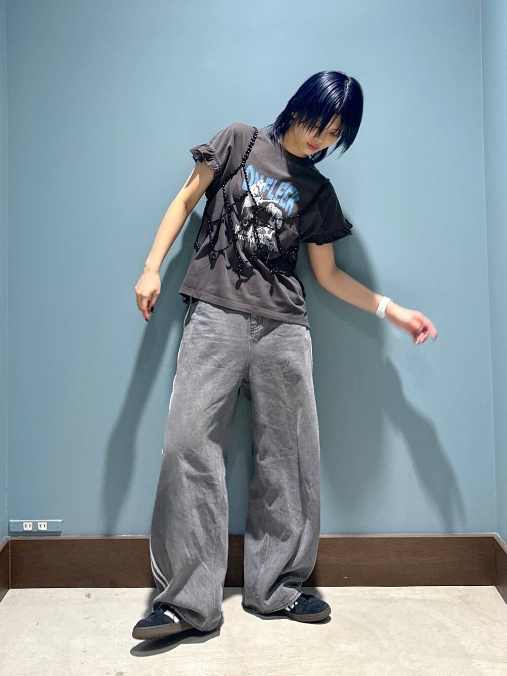 ブラック系のベスト、グレー系のTシャツ/カットソーを着用したレディースの春コーディネートの2枚目の写真