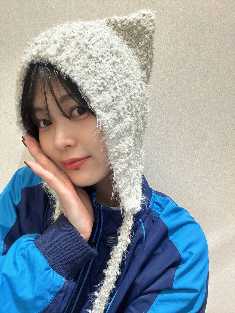 ベージュ系のニットキャップ/ビーニーを着用したレディースの秋コーディネートの4枚目の写真