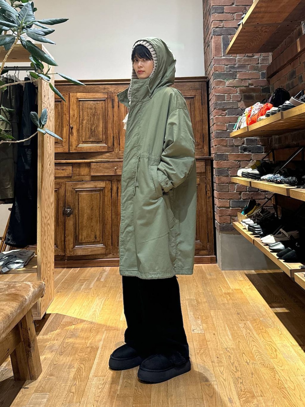 ブラック系のその他パンツ、グリーン系のモッズコート、ブラック系のスリッポンを着用したレディースの冬コーディネートの3枚目の写真