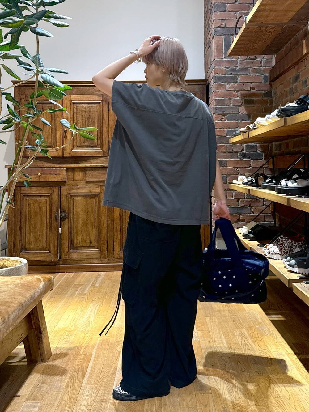 ブルー系のショルダーバッグ、その他のスニーカー、グレー系のTシャツ/カットソーを着用したレディースの夏コーディネートの5枚目の写真