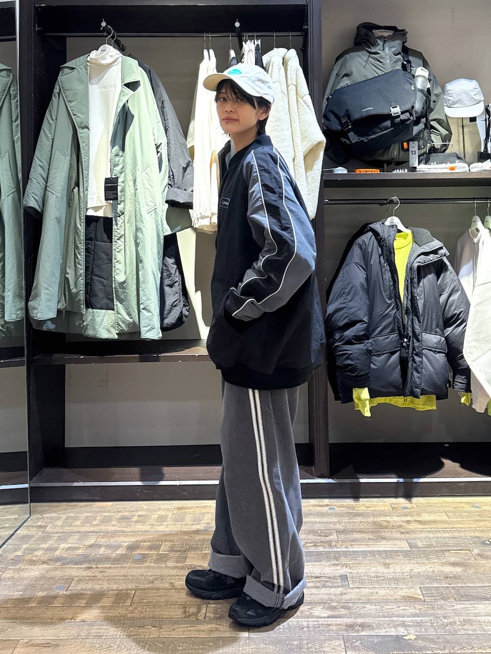 ブラック系のスニーカー、ブラック系のブルゾン、その他のスウェットを着用したメンズの冬コーディネートの3枚目の写真