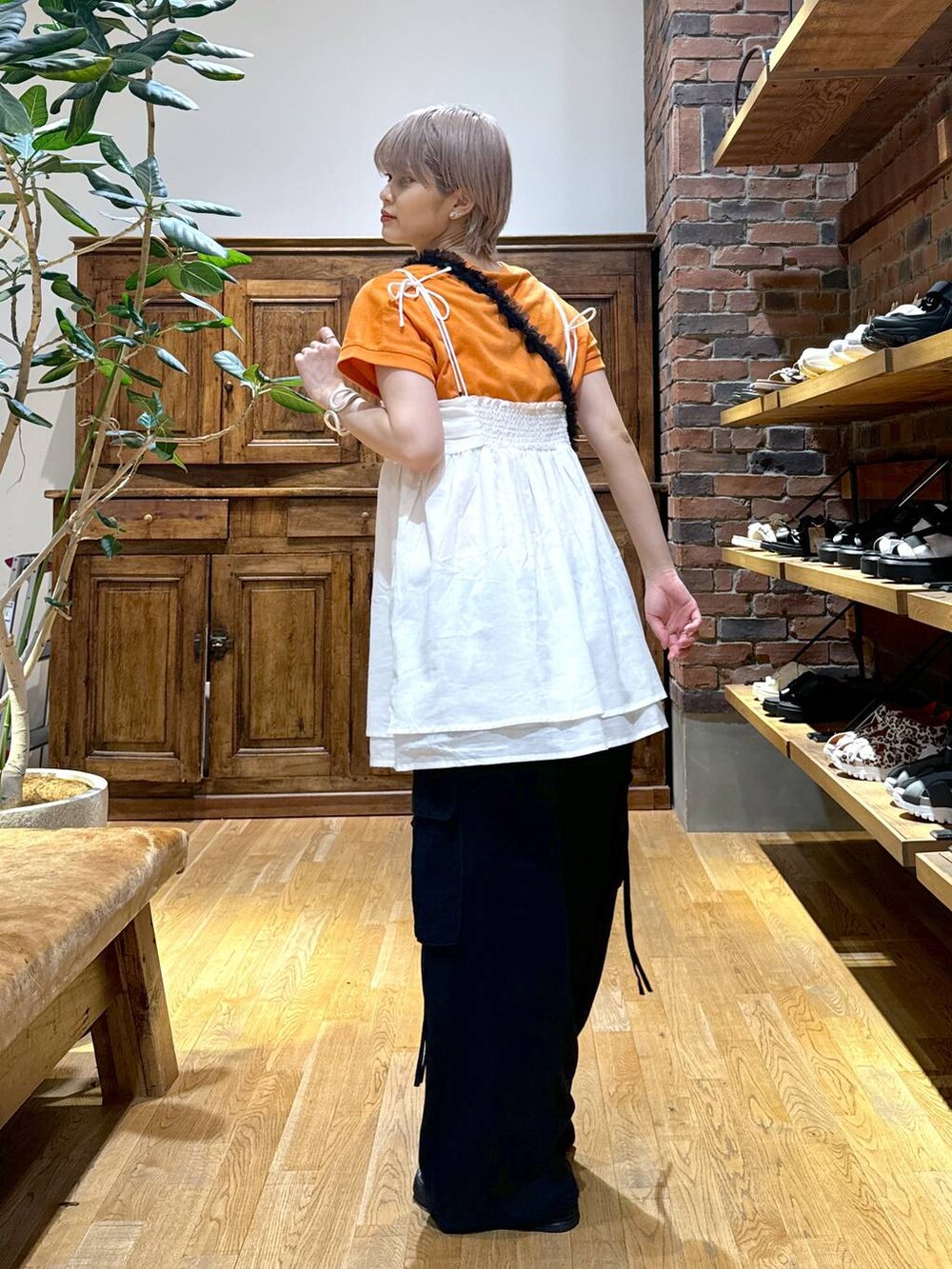 その他のスニーカー、ブラック系のショルダーバッグ、ホワイト系のキャミソールを着用したレディースの夏コーディネートの5枚目の写真