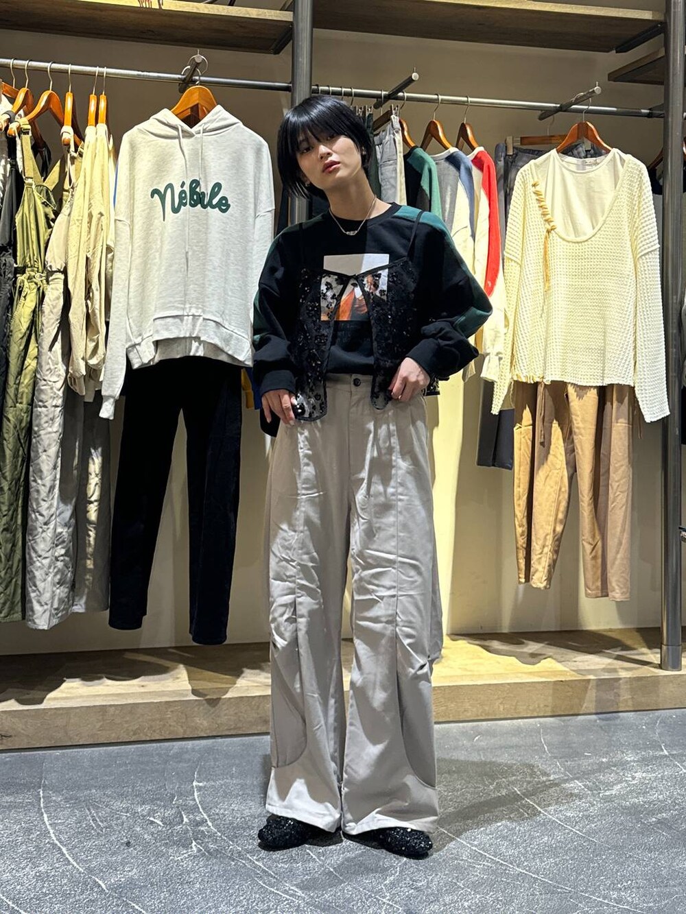 ブラック系のバレエシューズ、ブラック系のキャミソールを着用したレディースの秋コーディネートの3枚目の写真