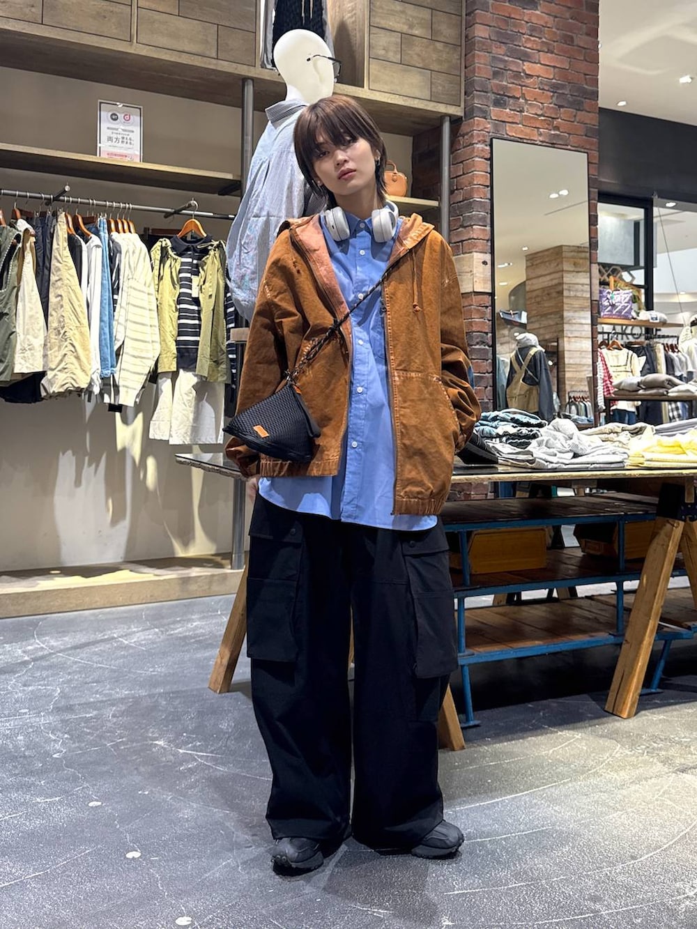 ブルー系のシャツ/ブラウス、ブラック系のスニーカー、ブラック系のその他パンツを着用したメンズの春コーディネートの8枚目の写真