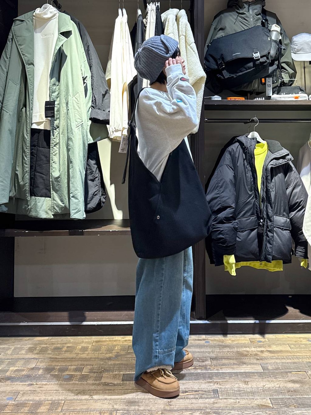 イエロー系のモカシン/デッキシューズ、ブラック系のトートバッグ、グレー系のスウェットを着用したレディースの冬コーディネートの5枚目の写真