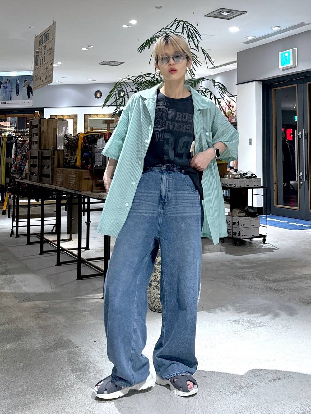 その他のTシャツ/カットソー、グリーン系のシャツ/ブラウス、グレー系のサングラスを着用したレディースの春コーディネートの4枚目の写真