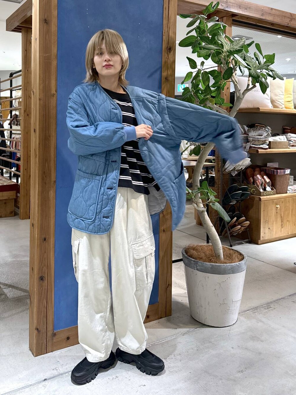 ブルー系のその他アウター、ベージュ系のカーゴパンツ、ブラック系のスニーカーを着用したレディースの春コーディネートの3枚目の写真