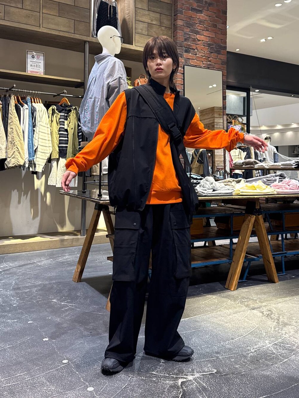 ブラック系のスニーカー、ブラック系のその他パンツ、ブラック系のベストを着用したメンズの春コーディネートの8枚目の写真