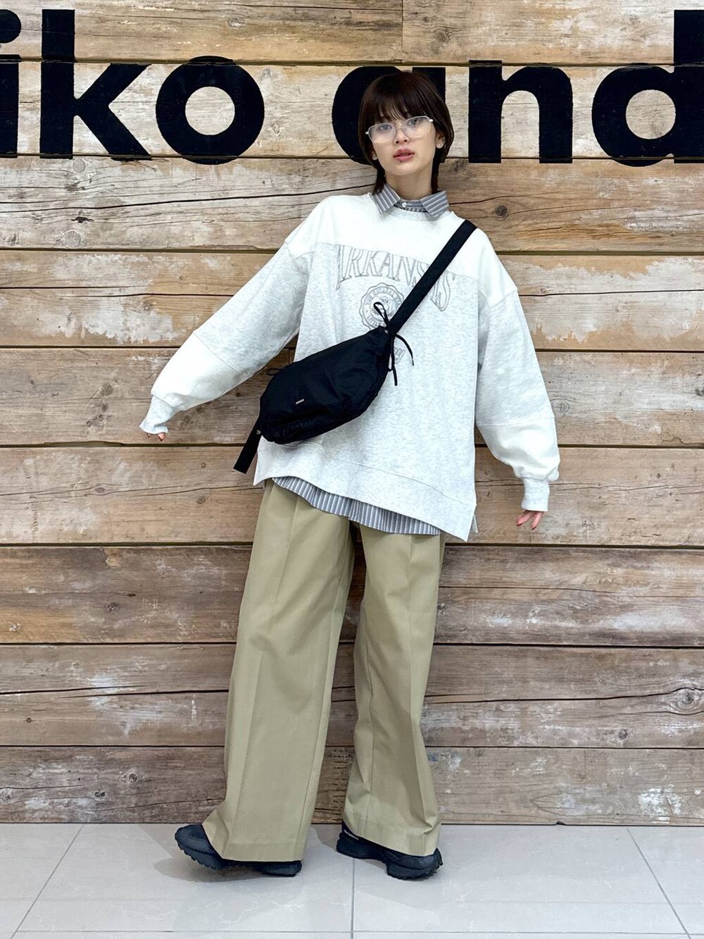 ベージュ系のチノパンツ、グレー系のシャツ/ブラウス、ブラック系のスニーカーを着用したレディースの冬コーディネートの2枚目の写真