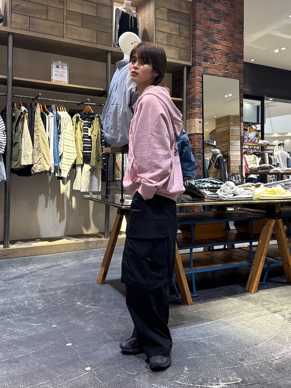 「ワントーン、カジュアル、韓国系、春コーデ、骨格ウェーブ、高身長、niko and ...、パーカー」｜「NEW BALANCEの【New Balance(ニューバランス)】WS327 TBC（スニーカー、ブラック系）」を使った、もずさん（レディース・165cm）の春コーディネートの6枚目の写真