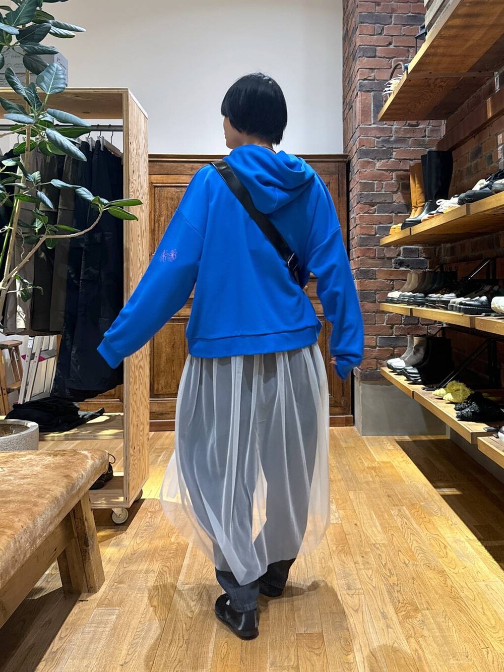 ブラック系のその他パンツ、ブラック系のパンプス、ブラック系のショルダーバッグを着用したレディースの秋コーディネートの5枚目の写真