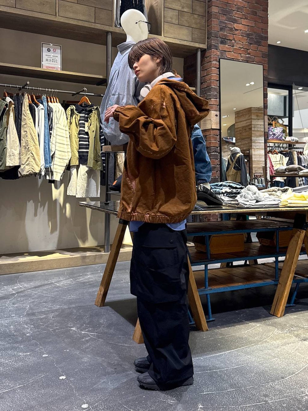 ブルー系のシャツ/ブラウス、ブラック系のスニーカー、ブラック系のその他パンツを着用したメンズの春コーディネートの5枚目の写真