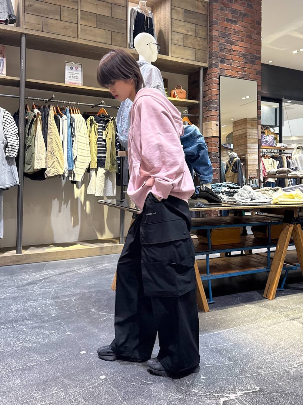 「ワントーン、カジュアル、韓国系、春コーデ、骨格ウェーブ、高身長、niko and ...、パーカー」｜「NEW BALANCEの【New Balance(ニューバランス)】WS327 TBC（スニーカー、ブラック系）」を使った、もずさん（レディース・165cm）の春コーディネートの5枚目の写真