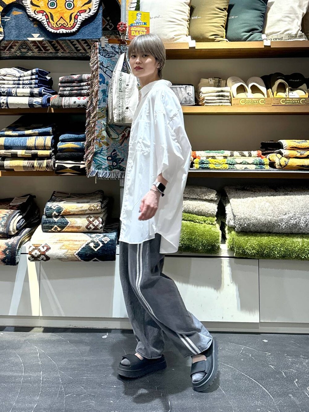 ホワイト系のタンクトップを着用したレディースの夏コーディネートの3枚目の写真