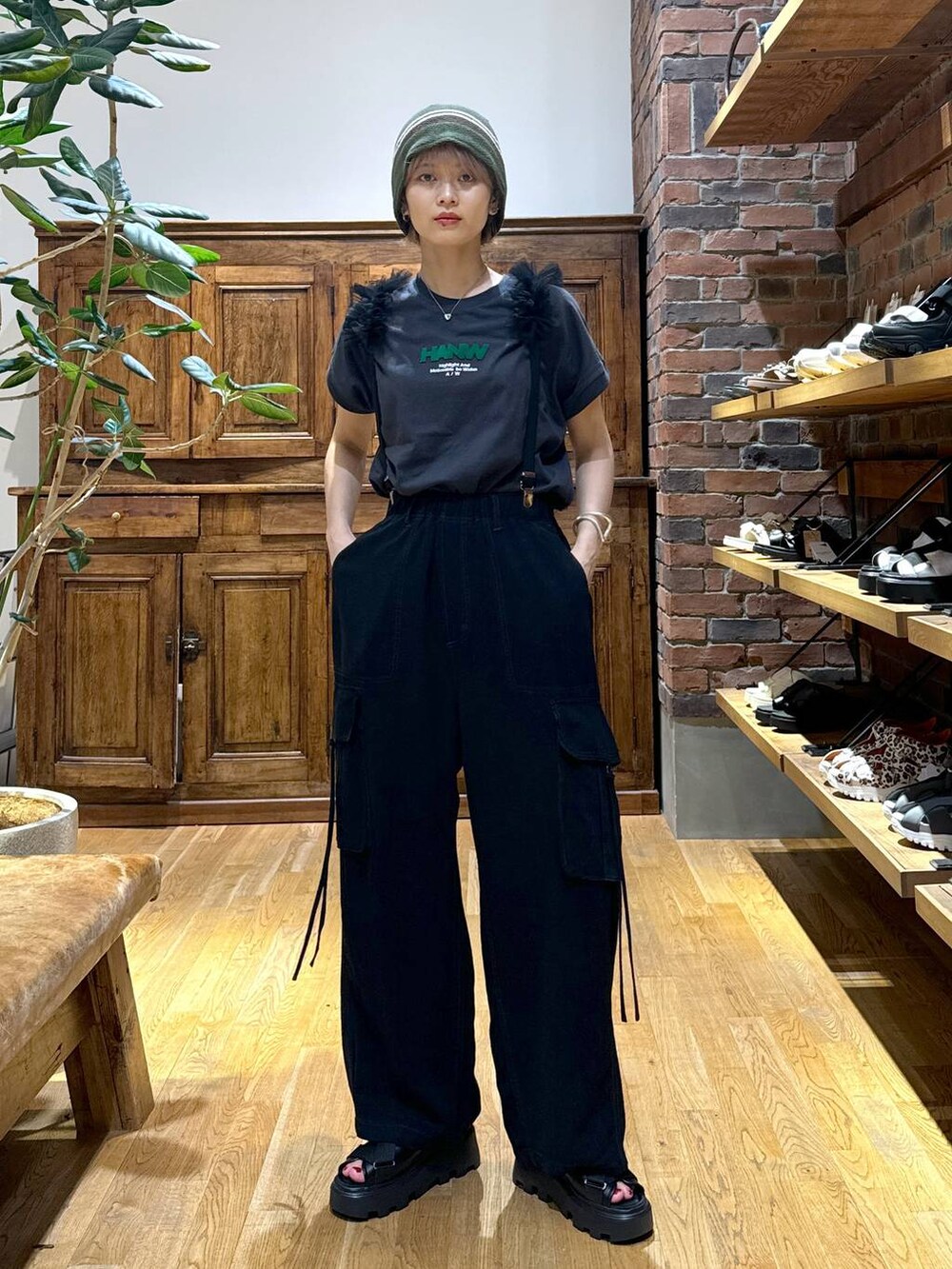 ブラック系のサンダル、ブラック系のカーゴパンツ、グレー系のTシャツ/カットソーを着用したレディースの夏コーディネートの4枚目の写真