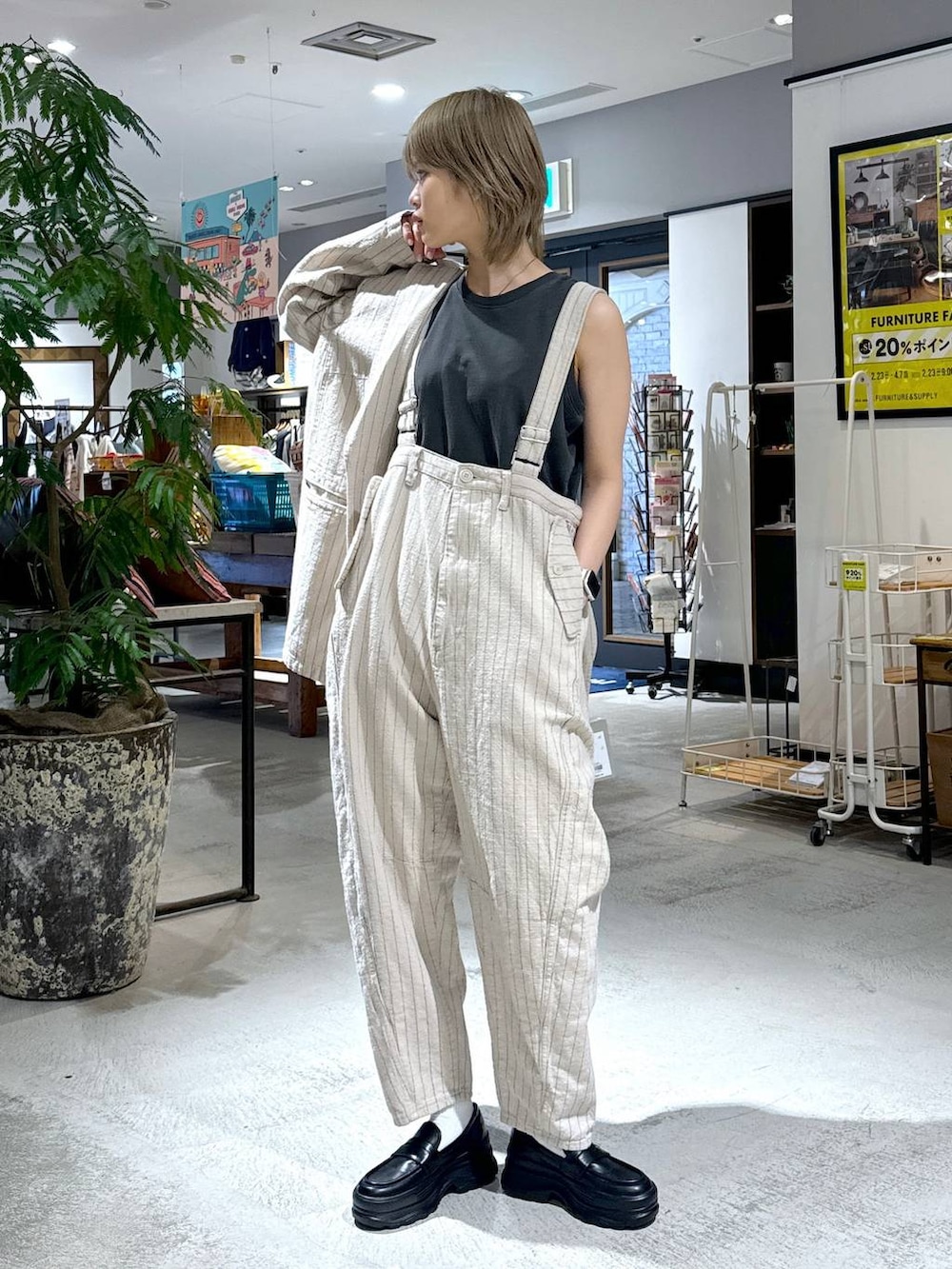 ブラック系のローファー、ベージュ系のテーラードジャケット、ベージュ系のその他パンツを着用したレディースの春コーディネートの5枚目の写真