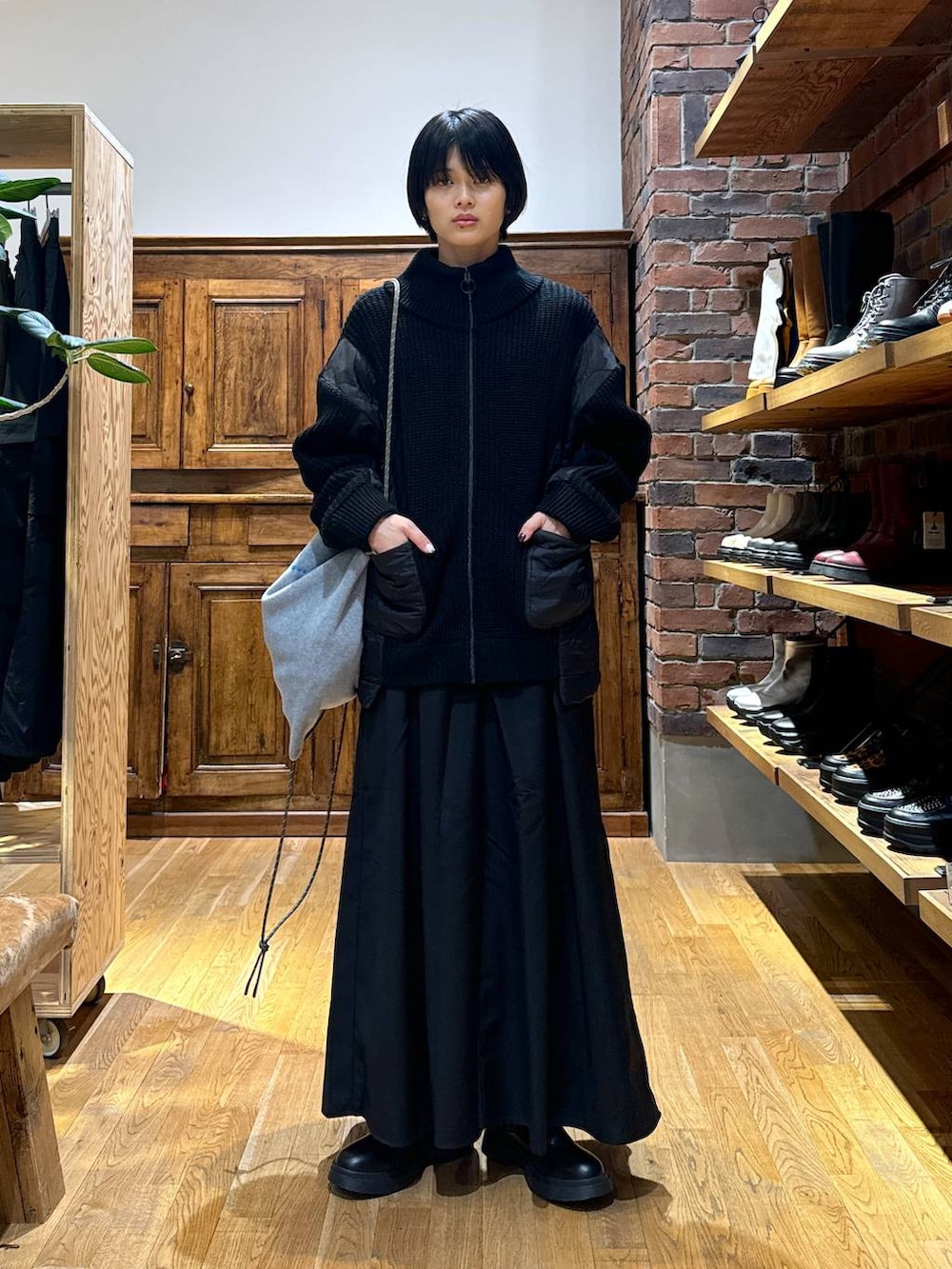 ブラック系のブルゾン、グレー系のバックパック/リュックを着用したレディースの秋コーディネートの4枚目の写真