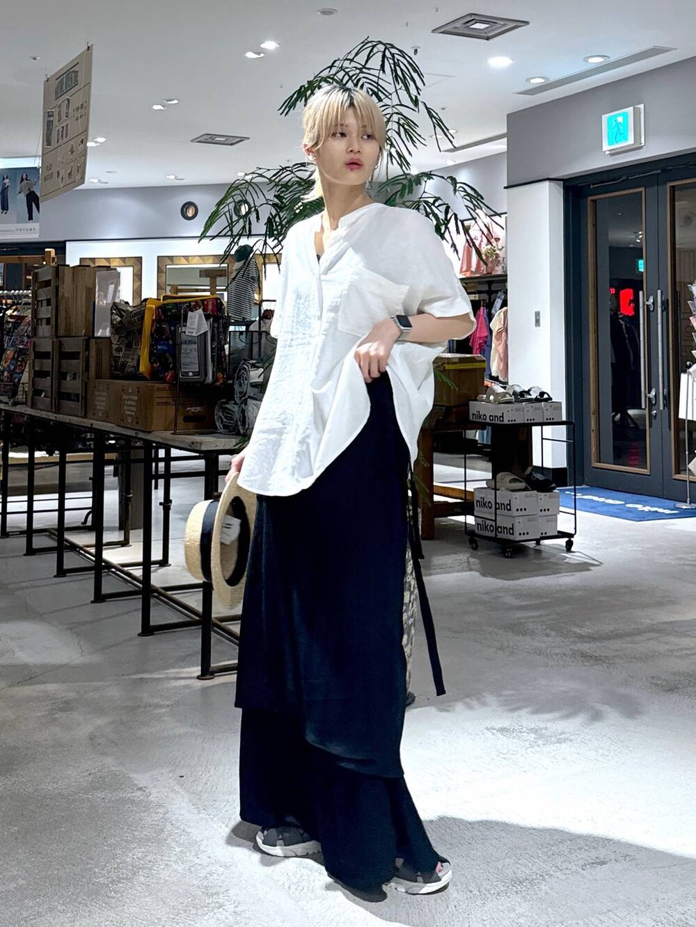 ホワイト系のシャツ/ブラウス、ベージュ系のハットを着用したレディースの春コーディネートの3枚目の写真