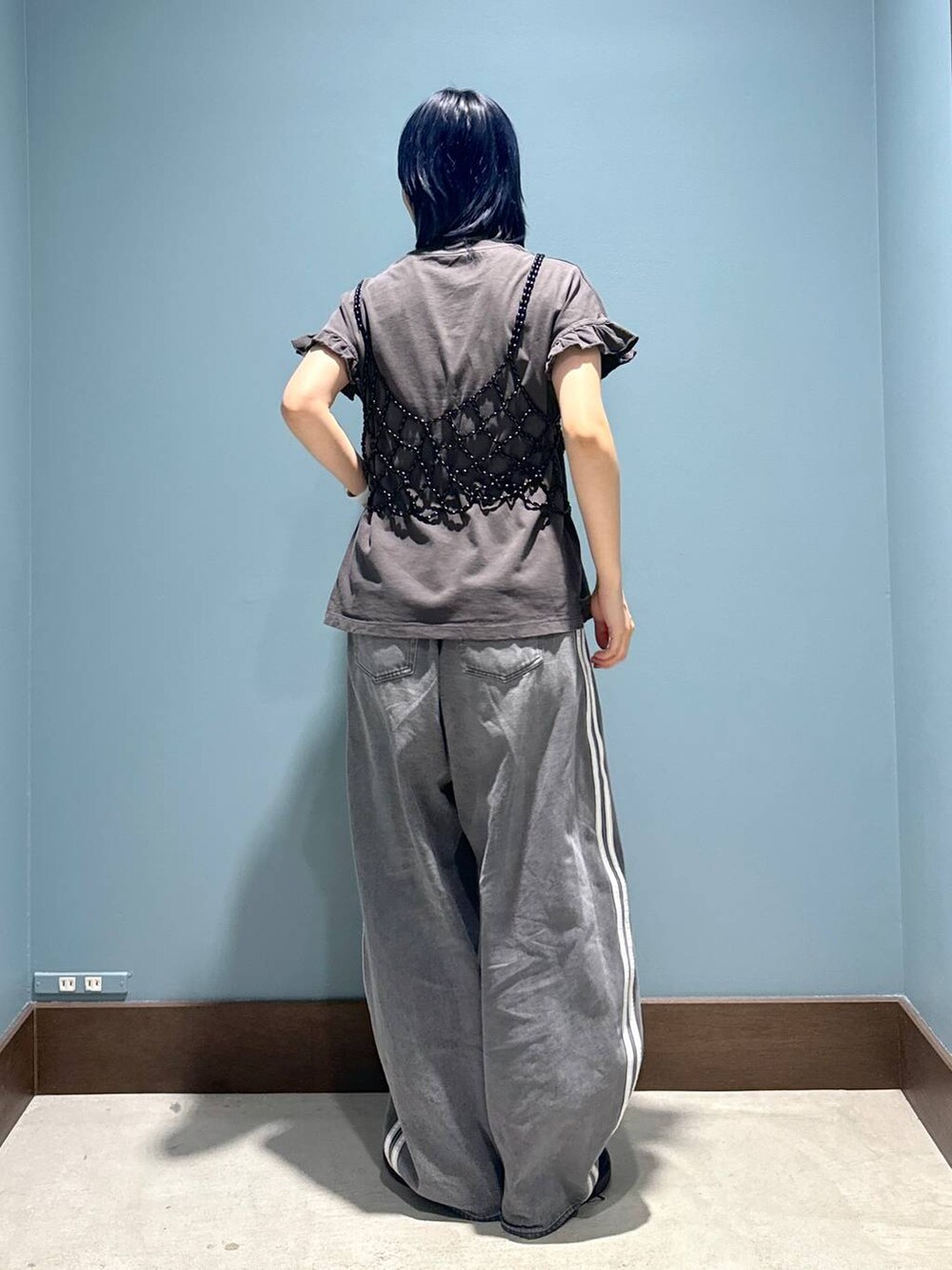 ブラック系のベスト、グレー系のTシャツ/カットソーを着用したレディースの春コーディネートの4枚目の写真