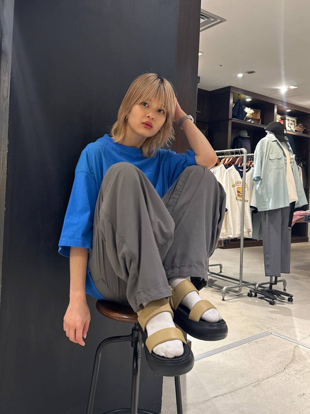 イエロー系のサンダル、グレー系のその他パンツを着用したレディースの春コーディネートの3枚目の写真